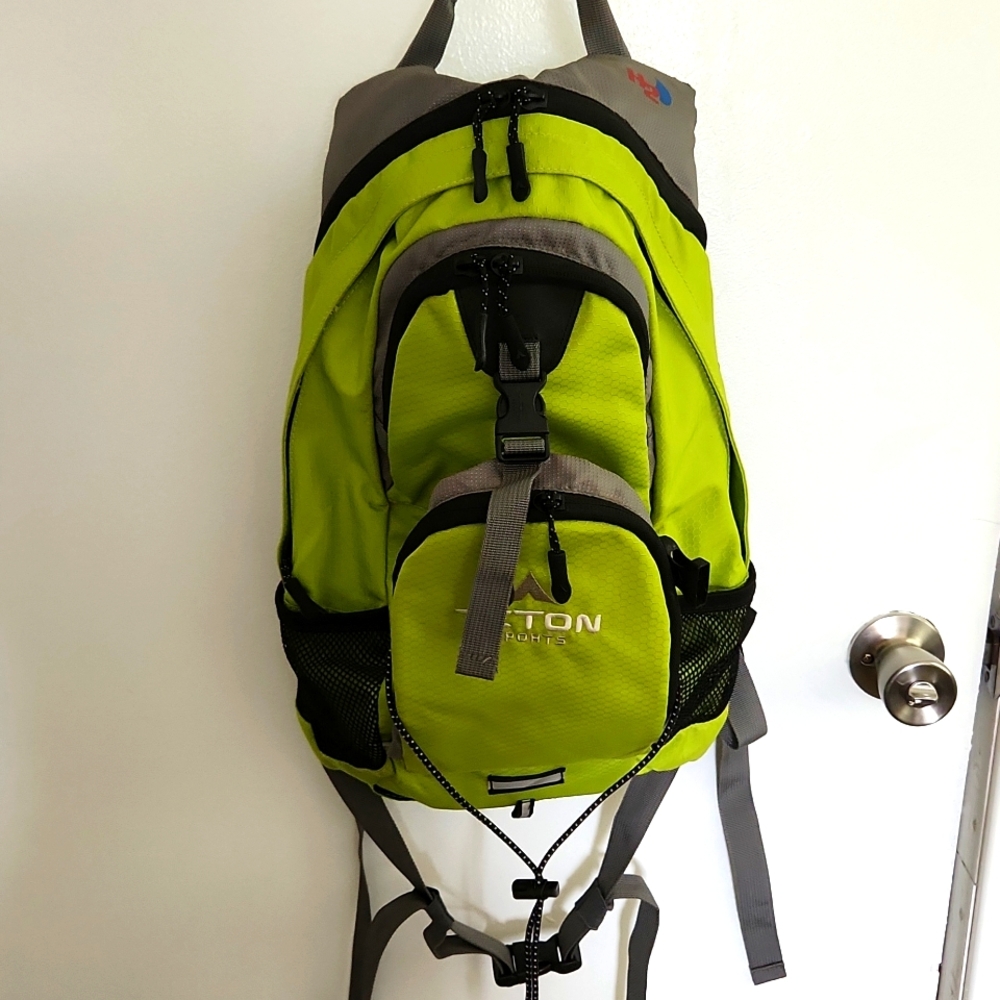 Teton Sports H20 Daypack, Hiking, Walking, green/gray